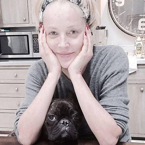 Sharon posa junto a su perro, totalmente natural