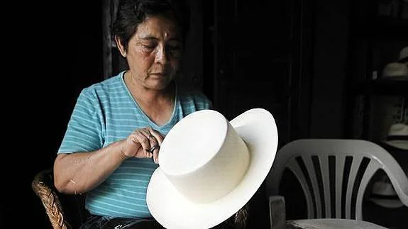 El pueblo ecuatoriano donde se tejen los sombreros más finos y