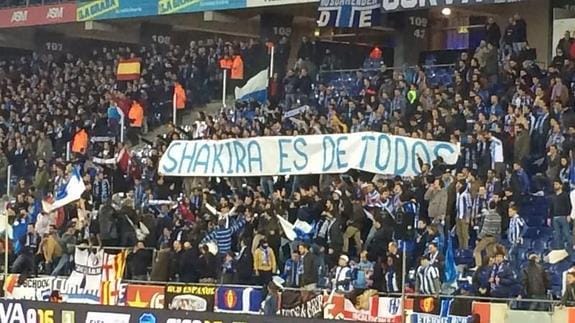 La desagradable pancarta contra Shakira y Piqué en el campo del Espanyol