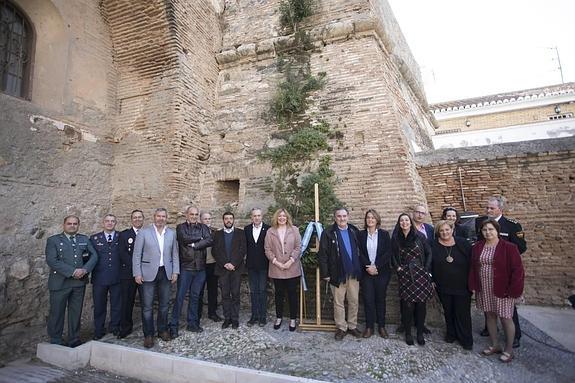 Buena parte de los asistentes, encabezados por la alcaldesa, Flor Almón, que ayer asistieron al homenaje por el 'Día de los terremotos'. 