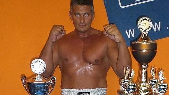 Ivan Jarcevic posa con sus trofeos de kickboxer.