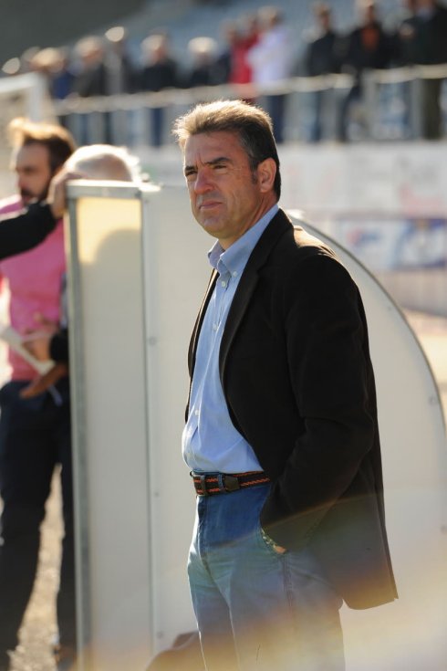 El técnico del Real Jaén Gonzalo Arconada ante el banquillo.