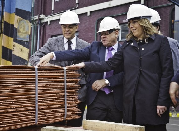 Susana Díaz, junto a planchas de cobre en la factoría minera Atlantic Copper, en Huelva. 