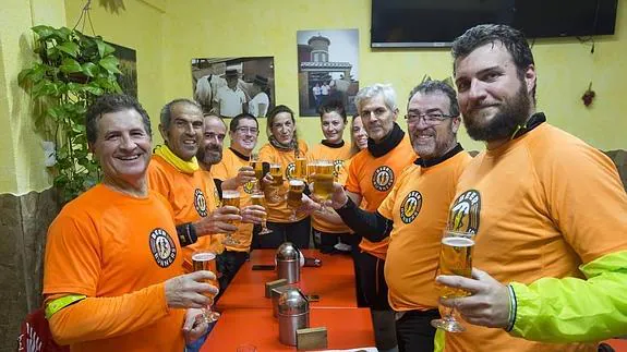 Los Beer Runners de Granada brindan, la semana pasada. :