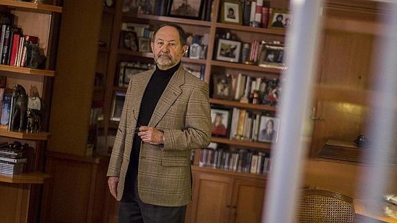 Aurelio Ayala, en su casa. Él dio en 1977 a su jefe, el ministro Fernández Ordóñez, el lema de la campaña de la renta. :: 