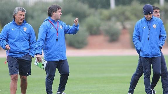 Gorosito, acompañado de sus ayudantes, abandona el anexo, tras el entrenamiento de ayer. 