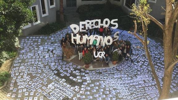 Estudiantes de Trabajo Social elaboran un collage sobre los Derechos Humanos