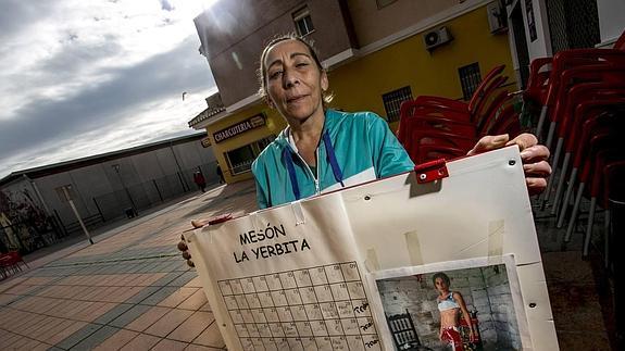 María Victoria muestra el cartel de una rifa organizada para recaudar fondos a favor de su hija, Alejandra, presa en Colombia, enferma y con cuatro hijos. 