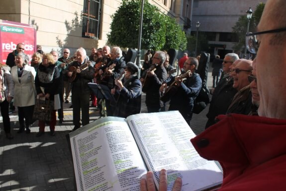 El grupo Panaceite actuó por la mañana por las calles del centro, siendo una de las múltiples actividades diurnas.