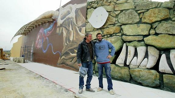 José F. Ríos y 'Belin', cuando trabajaban en la escultura mural 'El Lagarto de Jaén', junto al Distribuidor Norte, en 2011. 