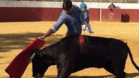 Polémica por la foto de Fran Rivera toreando con su hija de 5 meses