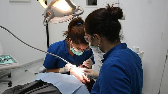 Implantes dentales con calidad y profesionalidad en la Clínica María López Gollonet