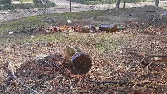 Un Instituto de Enseñanza Secundaria rodeado de basura