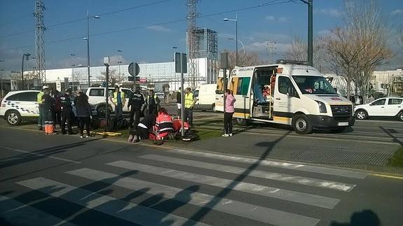 Las asistencias sanitarias intentan reanimar al motorista accidentado en Albolote.