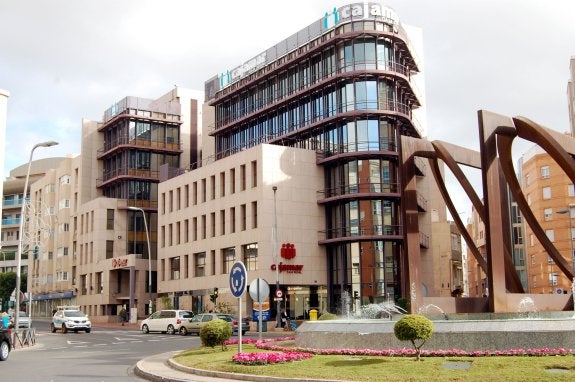 Sede de Cajamar, en la plaza de Barcelona de la capital almeriense.