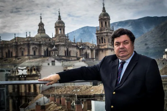 Luis Folque, en la terraza del hotel Xauen, donde hay unas impresionantes vistas de la Catedral de Jaén.