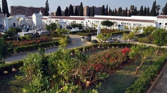 Una madre y su hija se quedan encerradas en el cementerio