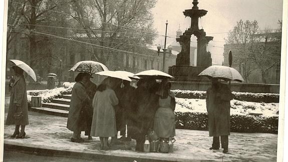 Ola de frío en Granada. Imagen de la Fuente de las Batallas en febrero de 1958, con la intensa nevada que cubría la capital. 