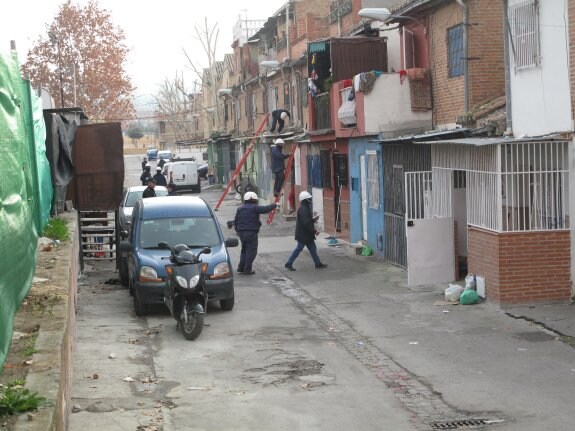 Policía Nacional y técnicos de Endesa, en su actuación en la barriada de La Paz.