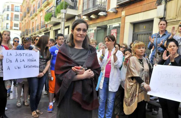 La madre en una foto de archivo durante una manifestación de apoyo en Linares. 