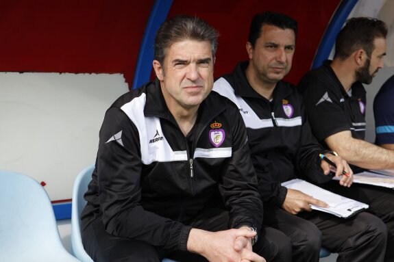 El técnico, Gonzalo Arconada observa desde el banquillo el desarrollo del partido que disputaron la UD Almería B y Real Jaén.