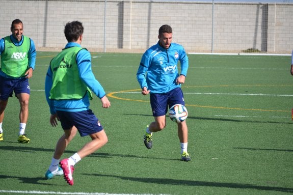 Iván Cano controla el esférico durante un entrenamiento de esta temporada con la primera plantilla. 