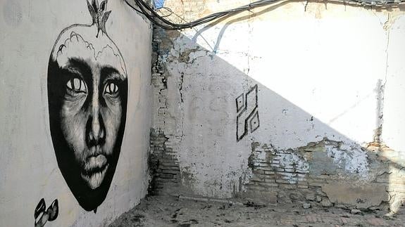 Sorprenden a un joven pintando un trozo de muralla en la plaza de El Gallo