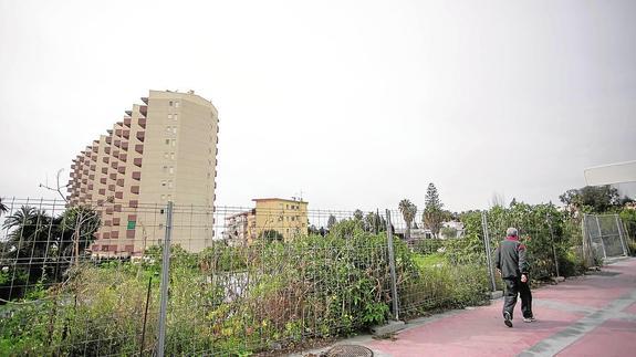 El terreno se encuentra en la calle Hurtado de Mendoza, a unos metros del cauce del río Verde.  