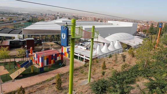 En primer plano, las construcciones supuestamente ilegales.  