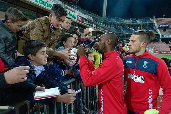 Foulquier y Biraghi firman autógrafos a aficionados.