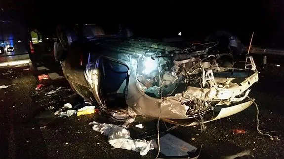 El vehículo en el que viajaba el conductor fallecido quedó destrozado tras volcar.