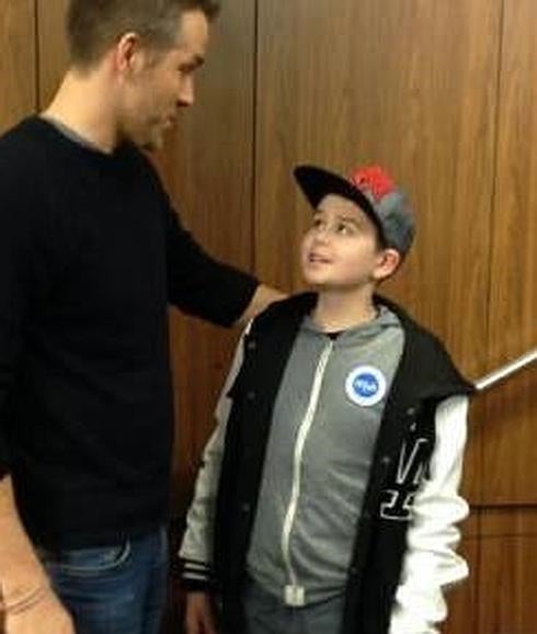 Ryan Reynolds junto al pequeño enfermo de cáncer