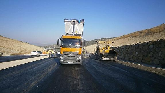 Trabajos de asfaltado en uno de los tramos de la Autovía del Olivar. 