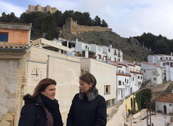 Esperanza Chinchilla y Ana Cobo, ayer en Segura de la Sierra. 