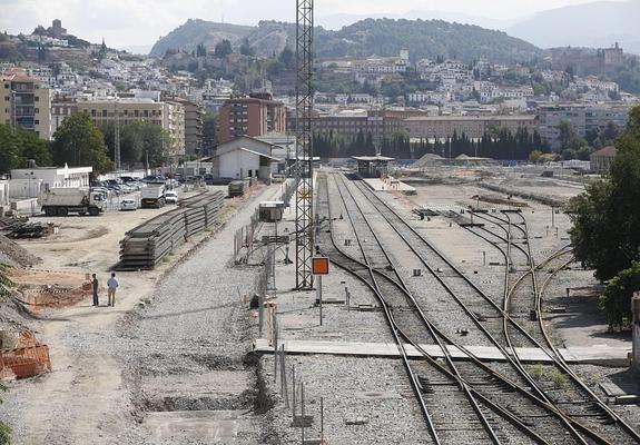 Viaducto en La Atajea. Así estaba en septiembre de 2015. Al lado, su estado actual. 