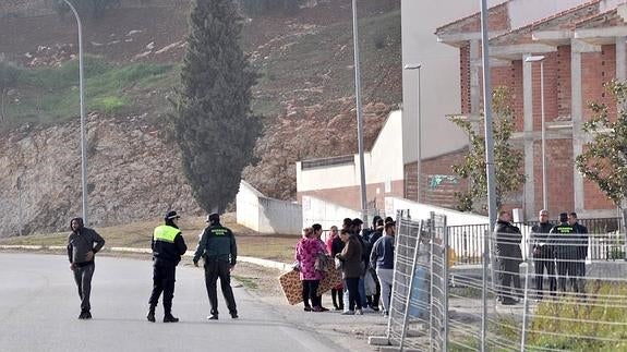 Algunos de los desalojados, este martes.