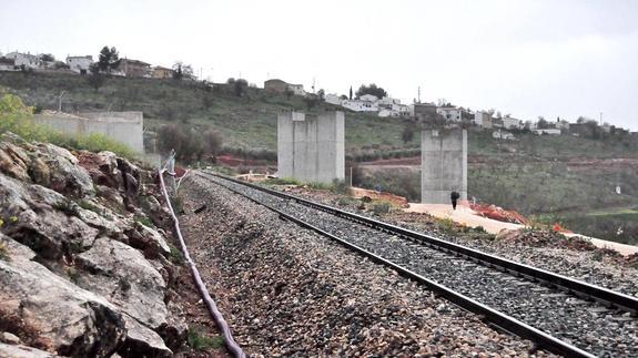 Imagen de una de las zonas del tramo del tren en Loja, la Atajea, donde se han 'abandonado' las obras del AVE.  