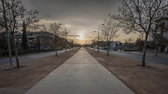 El atardecer sobre el amplio bulevar de la calle de la Torre de la Pólvora genera una postal de gran belleza.