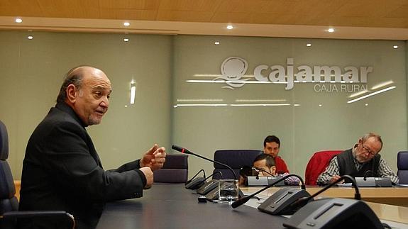 Juan de la Cruz Cárdenas, presidente de Cajamar, da a conocer su retirada en la próxima asamblea general de la entidad financiera. 