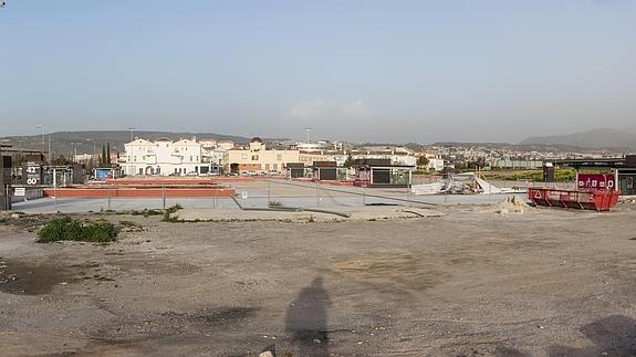 En este solar, junto al aparcamiento de Los Cármenes, proponen hacer un auditorio bajo rasante. 