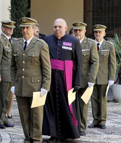 Un cura castrense, en un acto del Ejército de Tierra en el Palacio Real de Valladolid. 