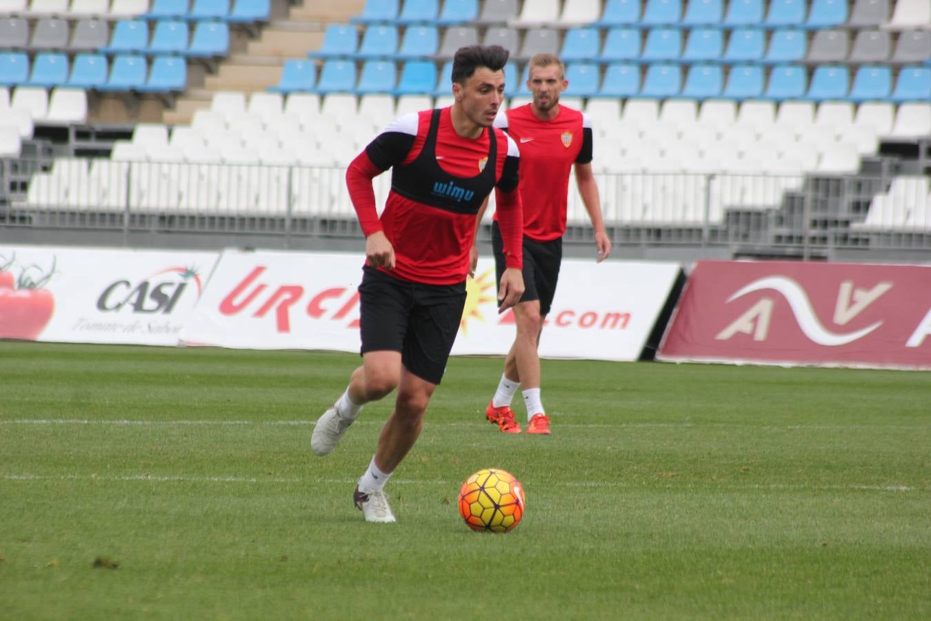 La recuperación de Ximo Navarro, que conduce el balón con Saveljich a sus espaldas, es una buena noticia para el aspecto defensivo de la UD Almería. 