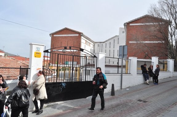 Puerta de entrada del colegio público El Caminillo de Loja, uno de los afectados.