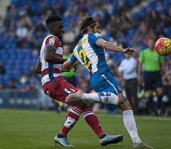 Isaac Success disputa un balón con Rober Correa, en un partido ante el Espanyol de la temporada pasada. 