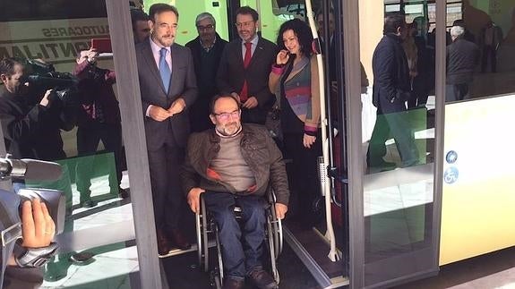 López destaca el "avance en la accesibilidad de los autobuses" en la provincia