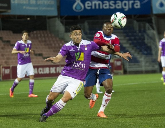 El rojiblanco Corozo, a la derecha, intenta llegar al balón en el partido de anoche en Los Cármenes ante Cala. 
