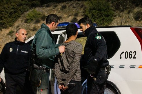 El joven detenido en Pinos Puente que al nombre de «Alá es grande» intentó incendiar un monte.