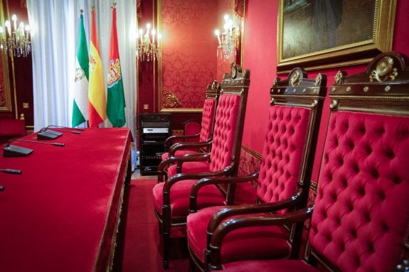 Imagen de la presidencia del pleno del Ayuntamiento de Granada, antes de empezar una sesión.