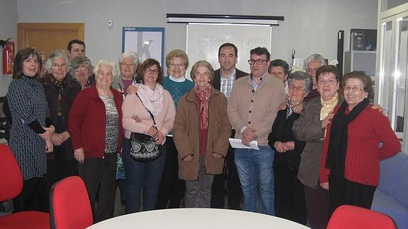 Usuarios del centro Guadalinfo de Castillo de Locubín, junto al delegado Antonio de la Torre. 