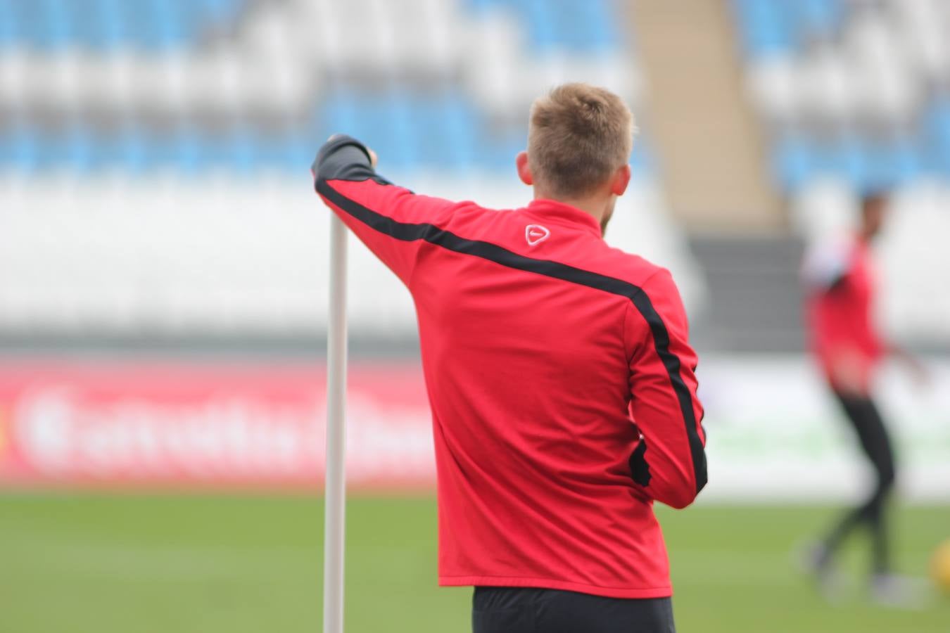 Esteban Saveljich, que observa el entrenamiento, tiene claro que la salvación pasa por ganar a los tres rivales más directos. 